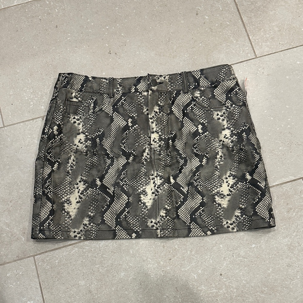Vigoss Black and Cream Patterned Mini Skirt